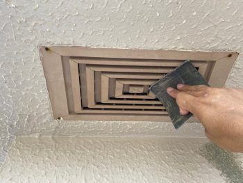 横浜市港南区I様邸軒天換気口ケレン作業