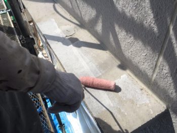 横浜市南区M様邸庇天端塗り替え下塗り１回目施工中