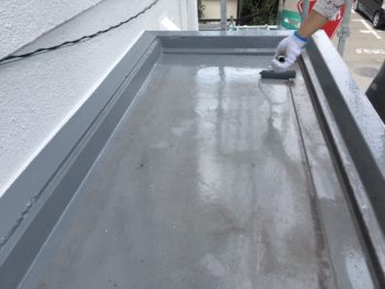 横浜市南区M様邸玄関庇ウレタン防水施工中