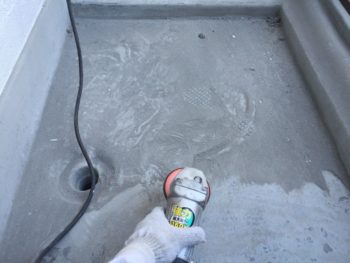 横浜市南区M様邸ベランダFRP防水保護塗装施工前ケレン作業