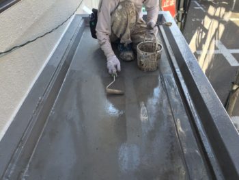 横浜市南区M様邸玄関庇ウレタン防水施工中