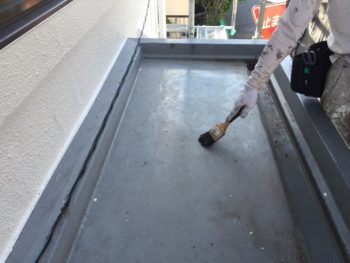 横浜市南区M様邸玄関庇ウレタン防水施工中