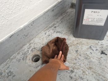 横浜市南区M様邸ベランダFRP防水保護塗装施工前アセトン拭き