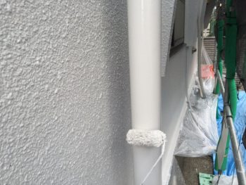 横浜市南区M様邸雨樋塗装上塗り2回目施工中