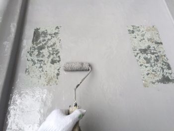 横浜市南区M様邸ベランダFRP防水保護塗装上塗り１回目施工中