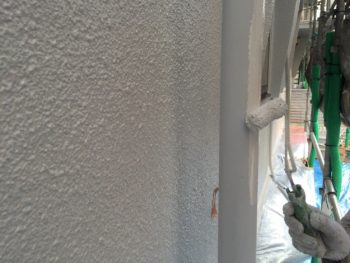 横浜市南区M様邸雨樋塗装上塗り１回目施工中