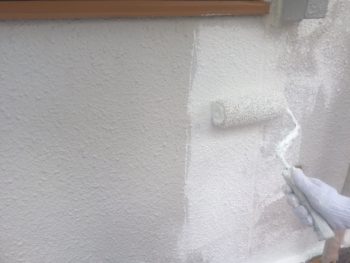 横浜市南区M様邸外壁塗り替え下塗り１回目施工中