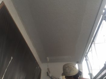 横浜市南区M様邸軒天塗替え下塗り施工中