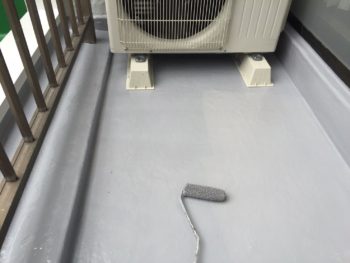 横浜市南区M様邸ベランダFRP防水保護塗装上塗り2回目施工中