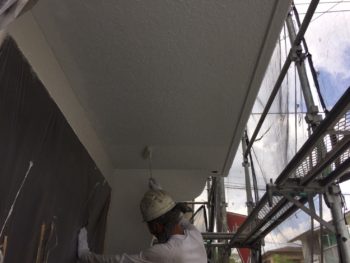 横浜市南区M様邸軒天塗替え上塗り２回目施工中