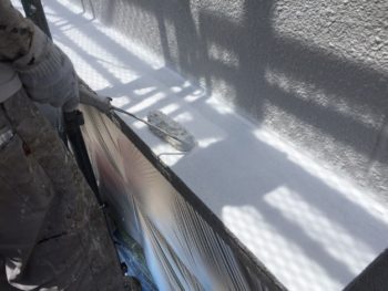 横浜市南区M様邸庇天端塗り替え下塗り２回目施工中