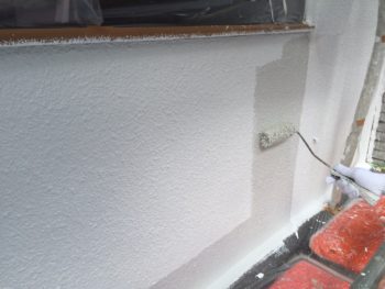 横浜市南区M様邸外壁塗り替え上塗り１回目施工中