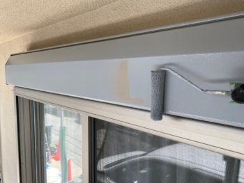 横浜市港南区T様邸シャッターボックス錆止め塗装中