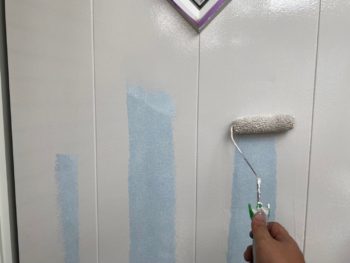 横浜市港南区T様邸玄関扉塗替え上塗り１回目施工中