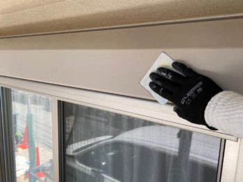 横浜市港南区T様邸シャッターボックス塗替え前ケレン作業