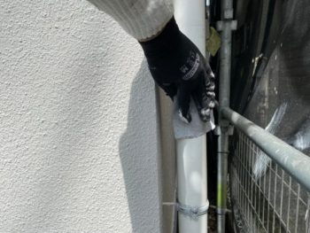 横浜市港南区T様邸雨樋塗装前ケレン作業