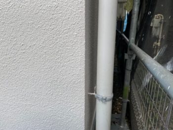 横浜市港南区T様邸雨樋塗装前金物錆止め塗装中