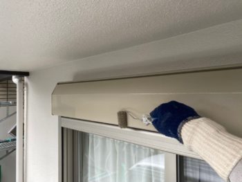 横浜市港南区T様邸シャッターボックス塗替え上塗り２回目施工中