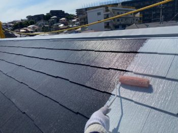 横浜市港南区T様邸屋根塗り替え施工中