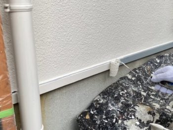 横浜市港南区T様邸水切り塗装上塗り１回目施工中