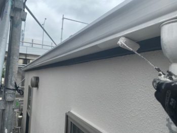 横浜市港南区T様邸雨樋塗装上塗り１回目施工中