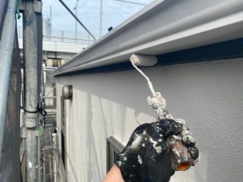横浜市港南区T様邸雨樋塗装上塗り２回目施工中