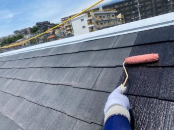 横浜市港南区T様邸屋根塗り替え施工中