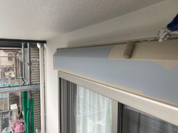 横浜市港南区T様邸シャッターボックス塗替え上塗り１回目施工中