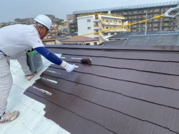 横浜市港南区T様邸屋根塗り替え施工中