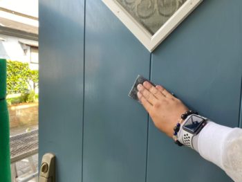 横浜市港南区T様邸玄関扉塗替え前ケレン作業
