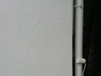 横浜市港南区T様邸雨樋塗装上塗り１回目施工中