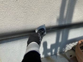 横浜市港南区T様邸水切り塗装施工前ケレン作業