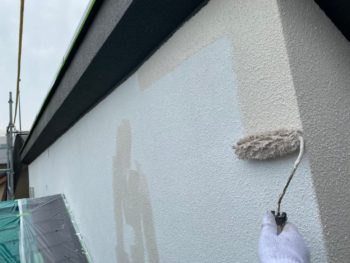 横浜市港南区T様邸外壁塗装上塗り１回目施工中