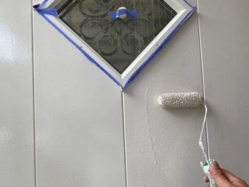 横浜市港南区T様邸玄関扉塗替え上塗り２回目施工中