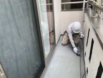 横浜市港南区T様邸ベランダ防水前ケレン作業