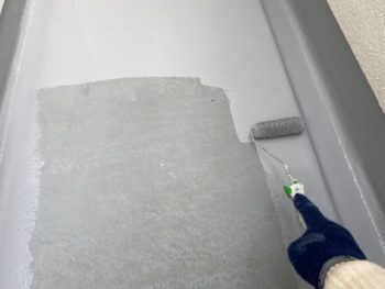横浜市港南区T様邸FRP防水保護塗装上塗り１回目施工中