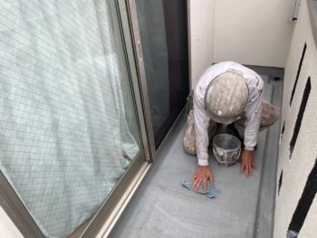 横浜市港南区T様邸ベランダ防水前アセトン拭き