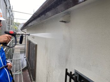 横浜市栄区F様邸外壁塗装前高圧洗浄作業