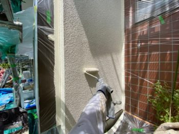 横浜市栄区F様邸アステックペイント超低汚染リファインSi-IR外壁塗装施工中