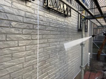 横浜市栄区T様邸外壁塗装前高圧洗浄作業画像