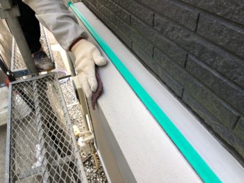 横浜市神奈川区H様邸シャッターボックス塗り替え前ケレン作業