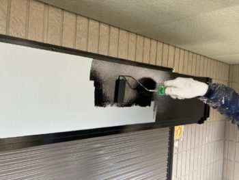 横浜市栄区W様邸シャッターボックス塗り替え上塗り１回目