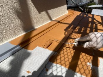 横浜市戸塚区I様邸屋根塗り替え上塗り１回目施工中