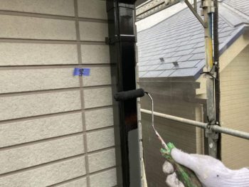 横浜市保土ヶ谷区H様邸雨樋塗り替え上塗り１回目