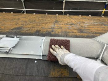 横浜市栄区J様邸屋根棟板金塗り替え前ケレン作業