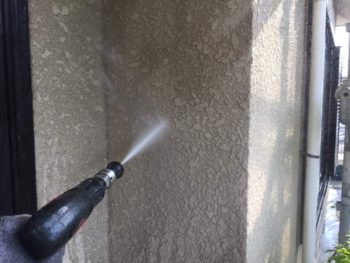 横浜市栄区K様邸超低汚染リファインSi‐IR外壁塗装前高圧洗浄作業