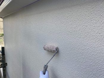 横浜市磯子区G様邸パーフェクトセラミックトップG外壁塗装上塗り１回目施工中