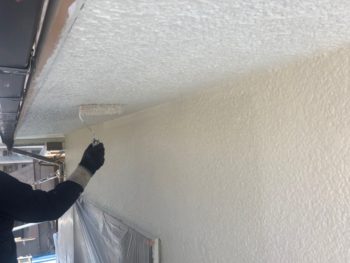 横浜市港南区S様邸軒天上塗り2回目塗装中