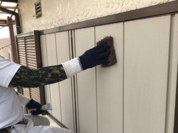 横浜市港南区S様邸雨戸塗り替え前ケレン作業