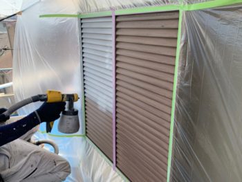 横浜市港南区S様邸戸袋錆止め塗装中